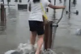 我运动的决心是大水也无法阻止的。图片