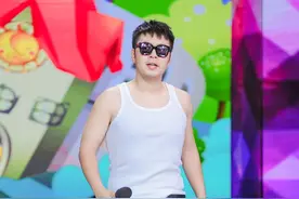 杜海涛最新照片下半身又粗又短，穿个大白背心表演时尚图片