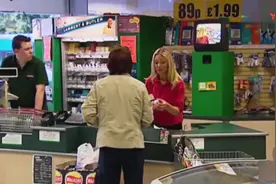 国外爆笑街头恶搞 超市监控画面出现死神身影，顾客购物被吓坏！视频封面