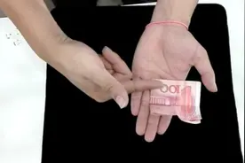 魔术教学—神奇的钞票自折魔术，这个魔术真的太厉害了！图片