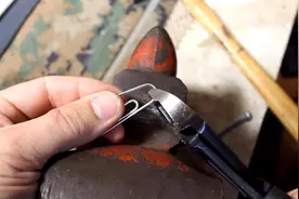 手头上没有缝缀衣物的针，剪开回形针也可以图片