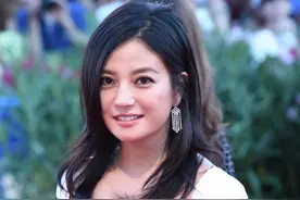 赵薇威尼斯红毯无人理，满脸皱纹神情憔悴引粉丝心疼图片