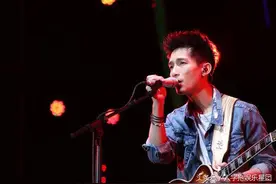 陈楚生再次亮相理想音乐节 年底将发新唱片图片