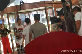 《乡村爱情9》宋晓峰最新片场照曝光，小李秘书同台搭戏身材迷人图片