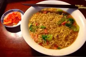 那些年，方便面和泡菜是我深夜最爱的食物图片