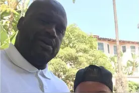 奥尼尔警探捡到贝克汉姆钱包图片