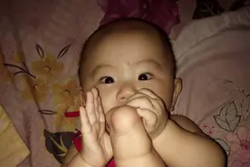 宝宝吃脚丫萌照  都是在使用洪荒之力努力地吃脚丫图片