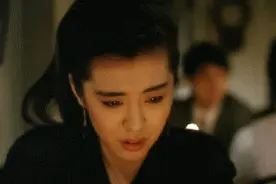 搞笑gif图：​姑娘谁惹你生气了，看着好委屈的样子图片