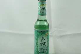 老外第一次见到花露水，风油精，清凉油这些东西，竟然把他涂在.图片