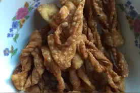 几片水饺皮，油炸一下，这一点小美味最磨时间！图片