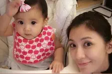 贾静雯女儿咘咘一周岁了，出浴照萌翻了图片