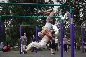 高手在民间!白发老人全民健身器材展神技图片