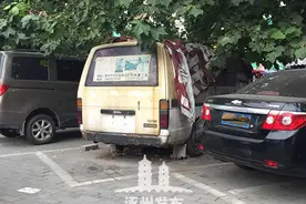 鼓楼大街口的僵尸车图片