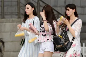 三位极品美女同行，回头率百分百图片