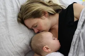 婴儿出生后第一时间接触母亲皮肤会更乖图片