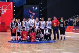 NBA级别表演！ 库里中国行1分钟3个三分神奇逆转（GIF）图片