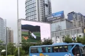 小伙为求婚五年女友包下20路公交线路，女友害羞答应图片