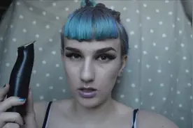 蓝头发妹子将刘海一点点剪齐平后，漂亮又可爱，看着真想试一试！