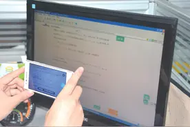 孩子用解题软件赶作业 拍下题目两秒给出答案图片