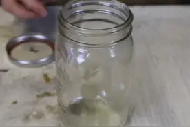 甲醇倒入果酱瓶后点燃，成功出现一只蓝色火精灵图片