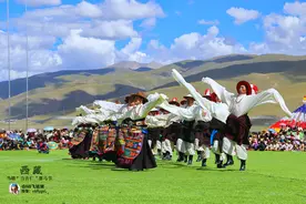 看这里！西藏当吉仁赛马节上英姿少年图片