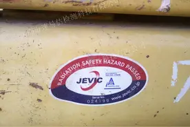 你购买的纯进口二手挖掘机车身上有这些小标签吗？(找找看)图片