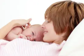 喂母乳的妈妈最伟大，请善待每一个超人妈妈图片