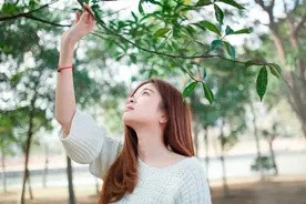十年前的初恋女友，我们异地相见，她把我关进宾馆房间图片