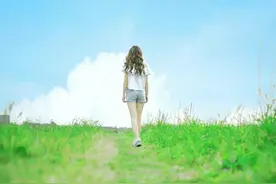 卷发少女荒野草地上跳跃俏皮随性图片