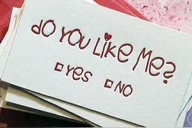 心上人爱上哥哥女友，为成全他幸福我用一条短信毁掉哥哥恋情图片