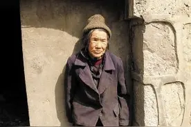 故事：公交站边的老奶奶图片