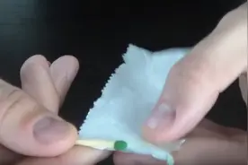 用口香糖纸包裹常用的点火物，加热后只留下飞行的痕迹图片
