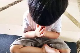 等等和小花再现神同步，娘娘带三个孩子惹人疼！图片