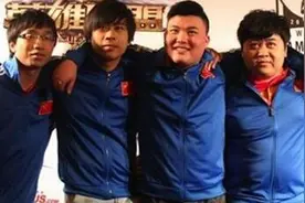 五五开探访RNG基地与UZI同框，网友吐槽：厄加特走开啦！图片