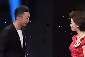 央视知性美女海霞，老公为她放弃千万资产，如今46岁成这般模样！视频封面