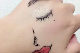 一个日本妹子在手背上的进阶版眼影和唇釉试色～这个创意满分！图片