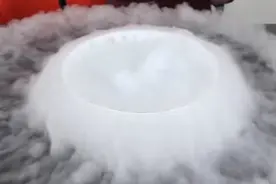 肥皂制成的巨大烟雾气泡，破裂后宛如仙境般美丽图片