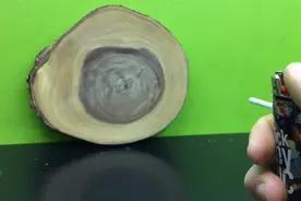 利用一个旧打火机，插入笔芯制成迷你射击工具图片