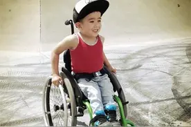 天生残疾无法行走的小男孩热爱运动，15分钟可做300个俯卧撑图片