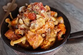 什锦菌菇烩鸡肉—不用加水,完全利用食材本身析出的水分炖煮!图片