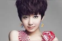 还记得超女洪辰吗？被传和魏晨结婚的她，发微博自己给自己点赞图片