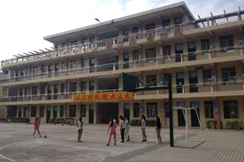 广东韶关一小学开学前停招一六年级，遭家长极力反对！图片