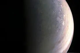 “朱诺”首次拍摄木星北极区图片