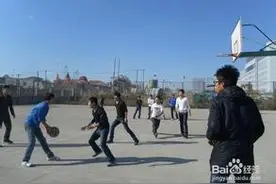 如何看“野球场”上一碰叫犯规、恶人先告状！图片