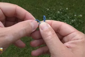 使用火柴的新方式，套上橡皮筋就能点燃火柴图片