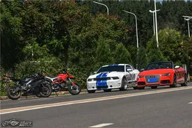 性能汽车对战中量级性能摩托车，这样的玩法你见过吗？图片