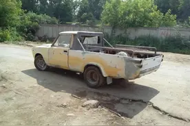 闲置老旧小轿车改成皮卡货车，造型简单拉货很实用图片