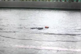 雨下的贫穷，叫不醒的菲律宾。穷人在雨水里洗澡，老人枯瘦如柴图片