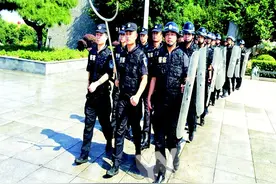 特警武警开进巴陵广场 手持盾牌英姿飒爽图片