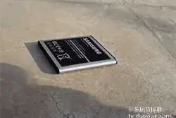 动态图搞笑：直男在女朋友面前摆谱，等着被虐图片
